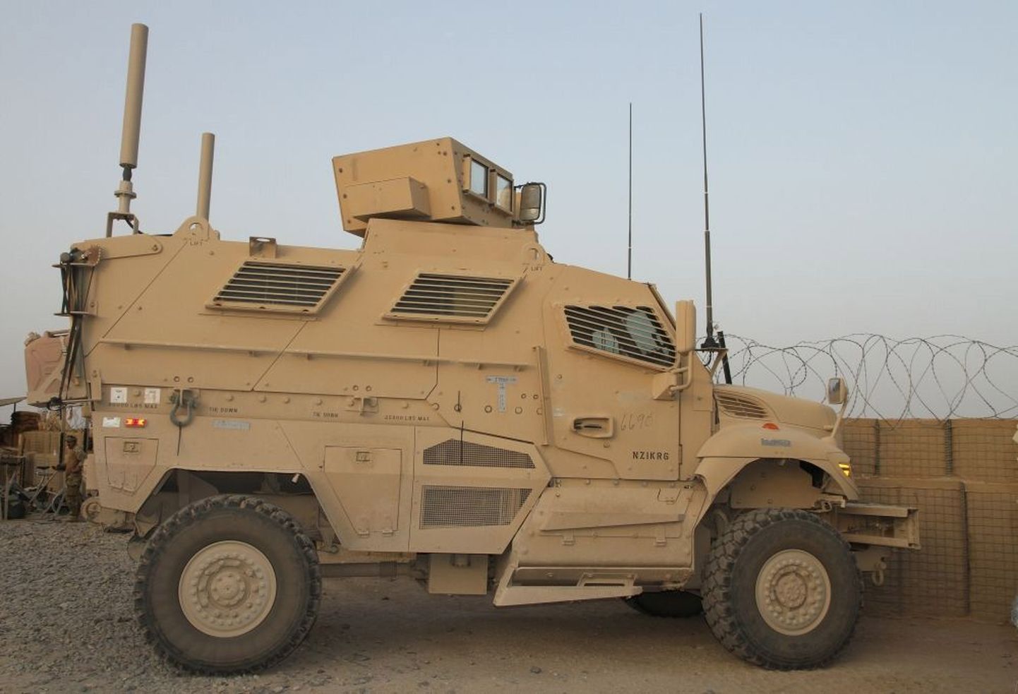 В этом месяце эстонские военные, служащие в миссии в Афганистане, взяли на вооружение арендованные у США бронетранспортеры MRAP, V-образное днище которых позволяет более эффективно защищать машины от мин и пуль противника.