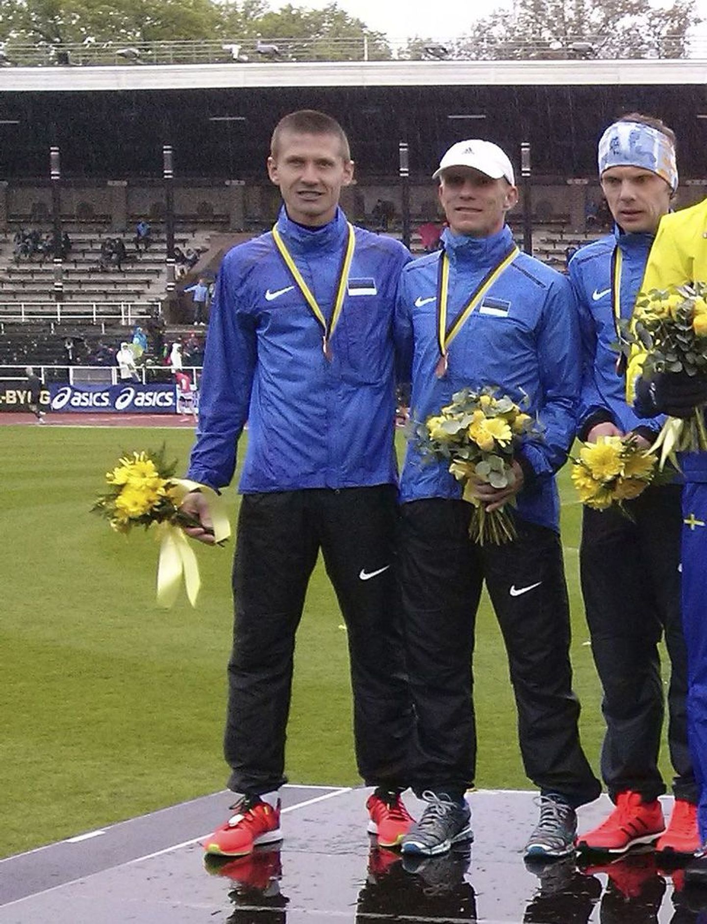 Andrus Lein (keskel) kordas oma isiklikku rekordit ning ­aitas Eesti koondise Stockholmis medalile.
