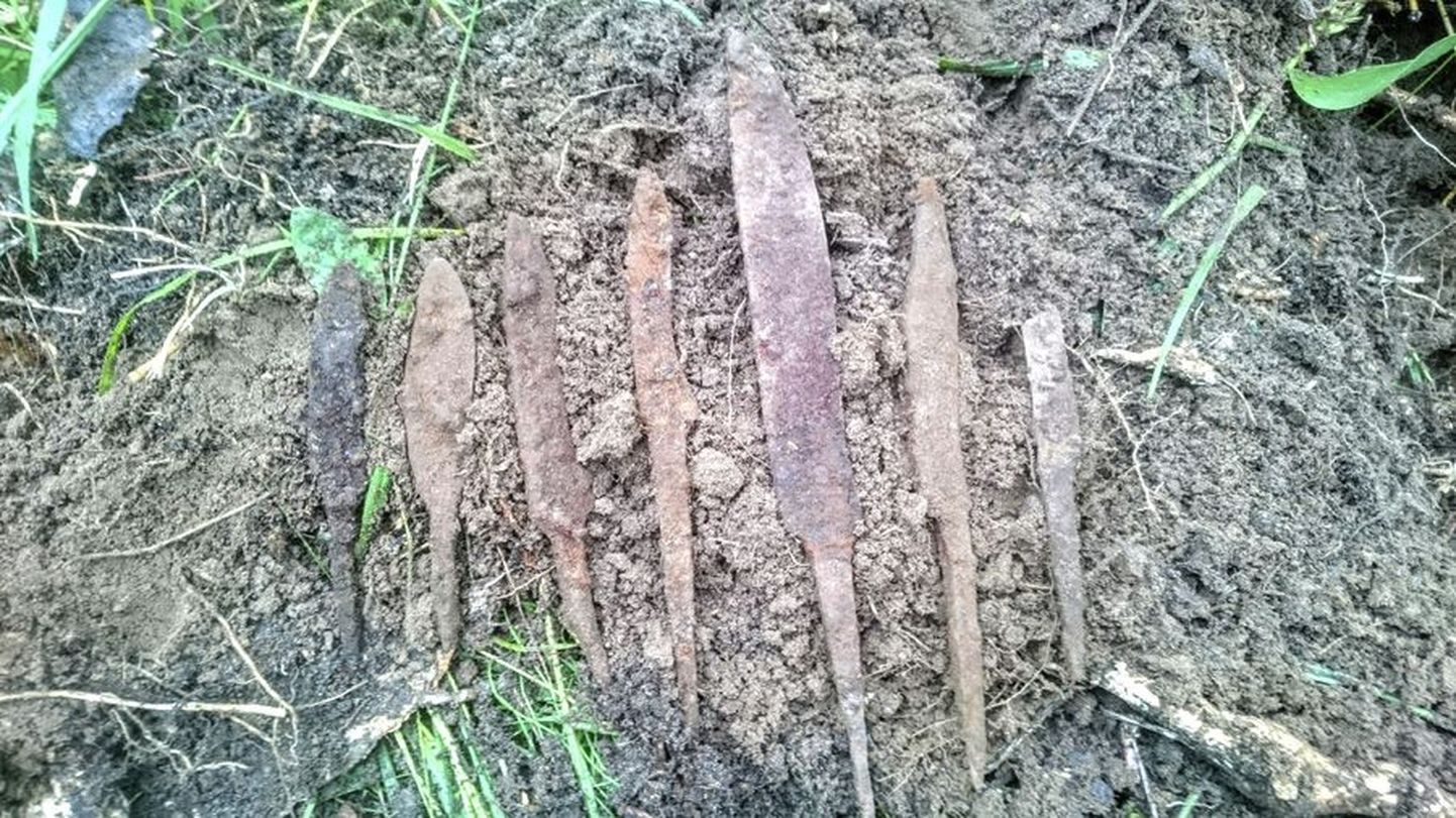 Maalasti külast leitud noad on kumera seljaga ja arvatakse, et need on puusepa tööriistad.