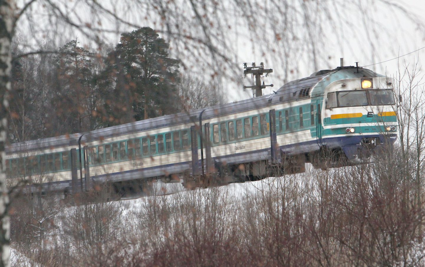 Rong Pärnus üle Papiniidu silla sõitmas.