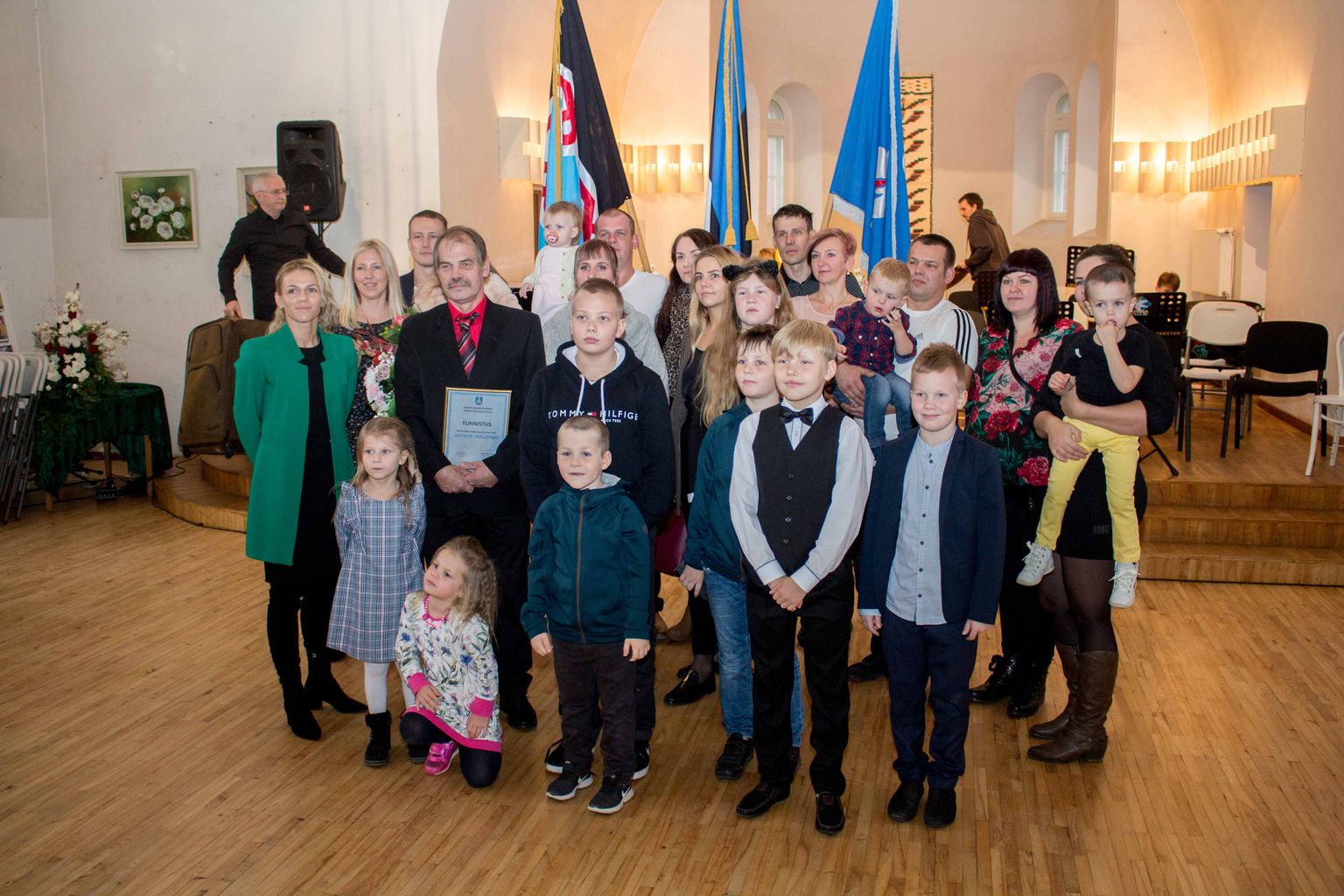 Isadepäeva kontserdil Tõrva kirik-kammersaalis pälvis Tõrva valla aasta isa tiitli Arthur Jablonski. Fotol on aasta isa koos oma perega.