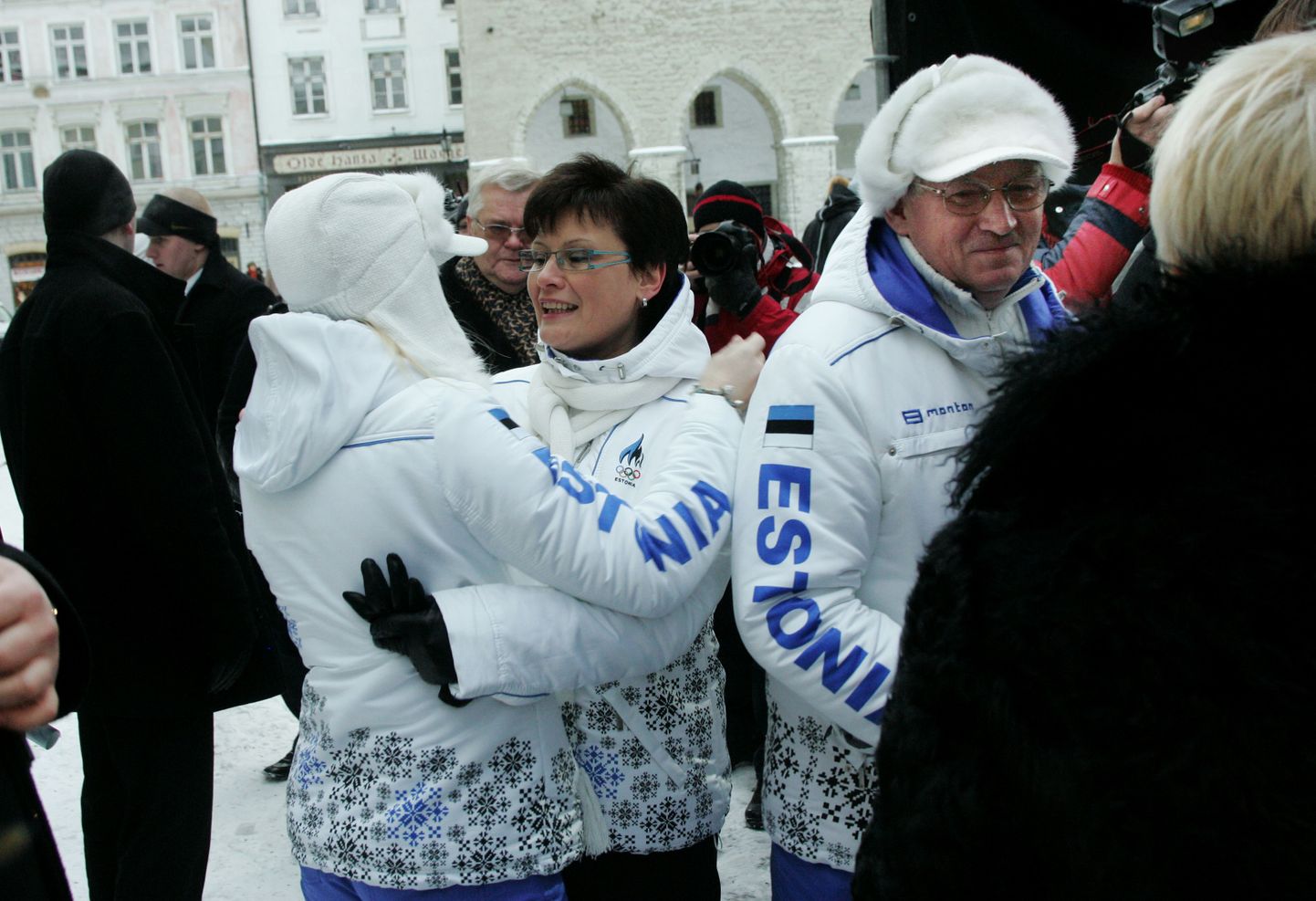 Laine Jänes (keskel) Kristina Šmigun-Vähit Vancouveri olümpiamängudel võidetud hõbemdali eest õnnitlemas.