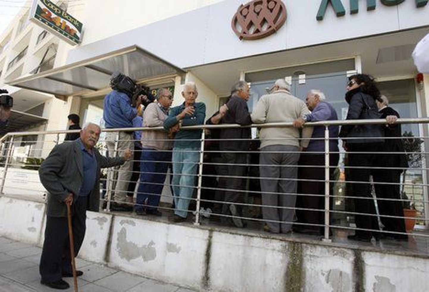 Жители Кипра ждут открытия банковской конторы