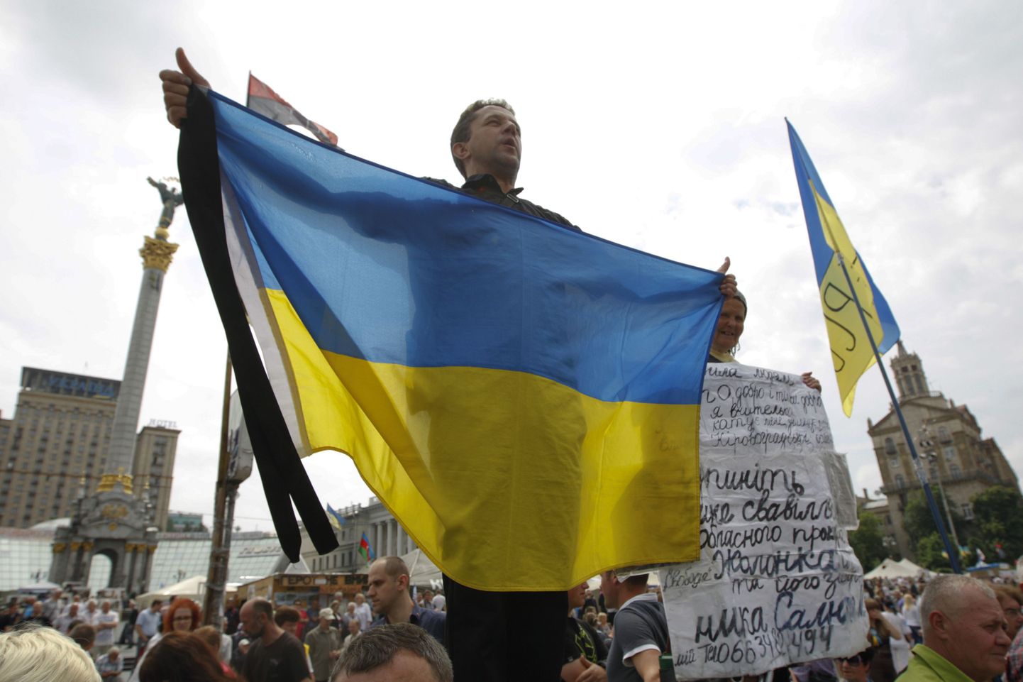 Ukraina lipuga mees 1. juunil Kiievis Iseseisvuse väljakul.