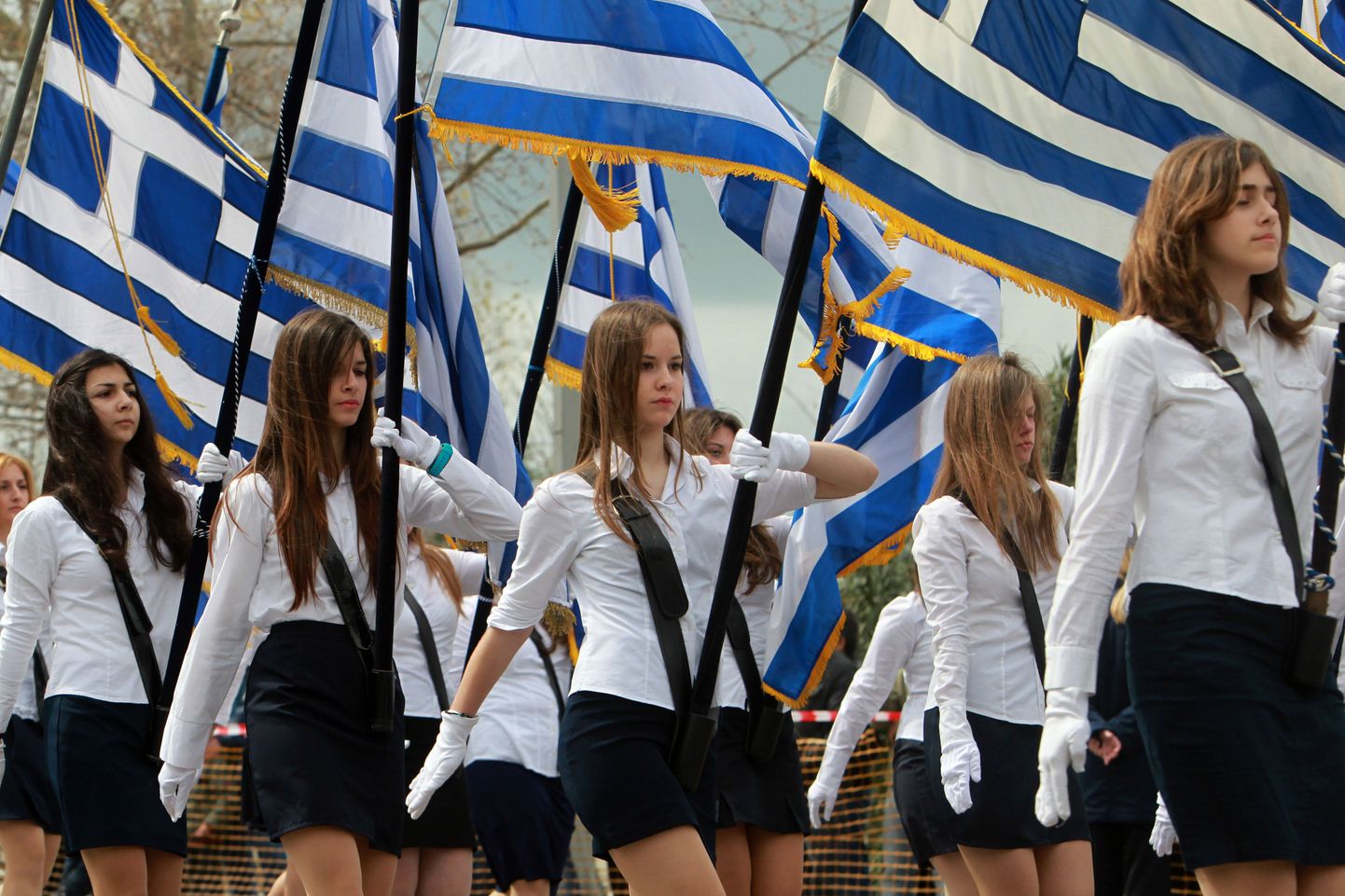 Noored marsivad Kreeka iseseisvuspäeva tähistavas rongkäigus