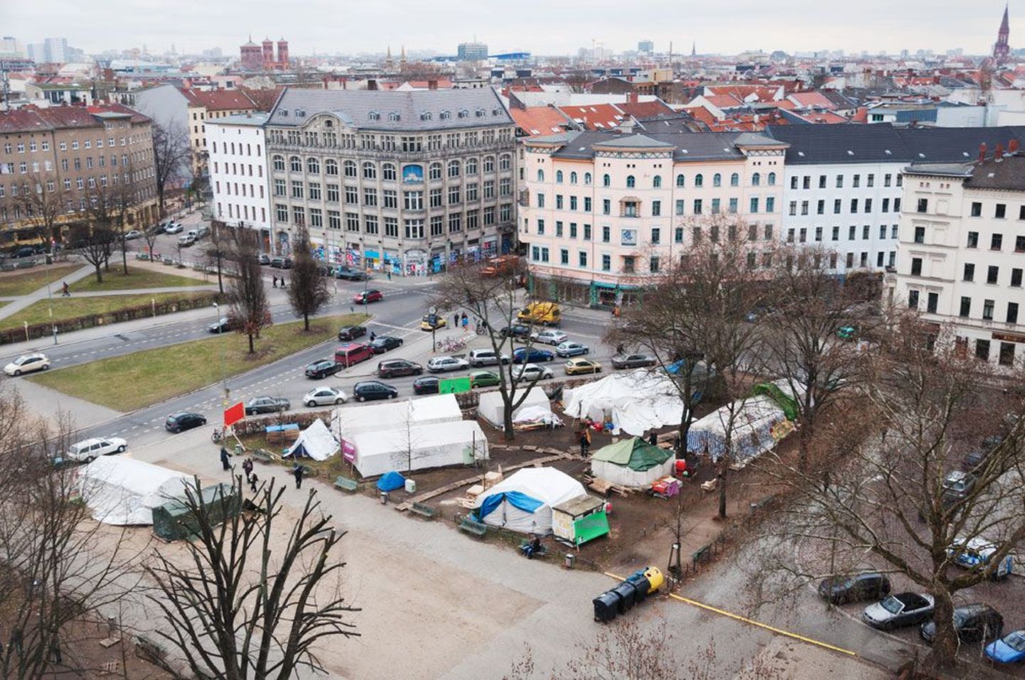 Berliinis Kreuzbergi linnaosas mullu oktoobris püsti pandud protestilaagrile on linnavõimud põgenike endi väitel rohelise tule andnud.
