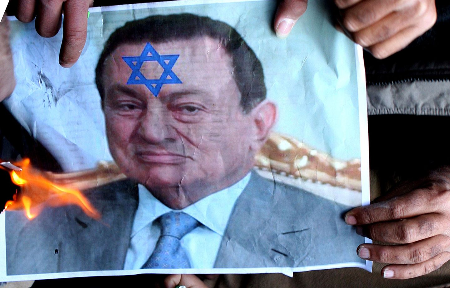Meeleavaldajd põletamas Egiptuse presidenti Hosni Mubaraki kujutavat plakatit.