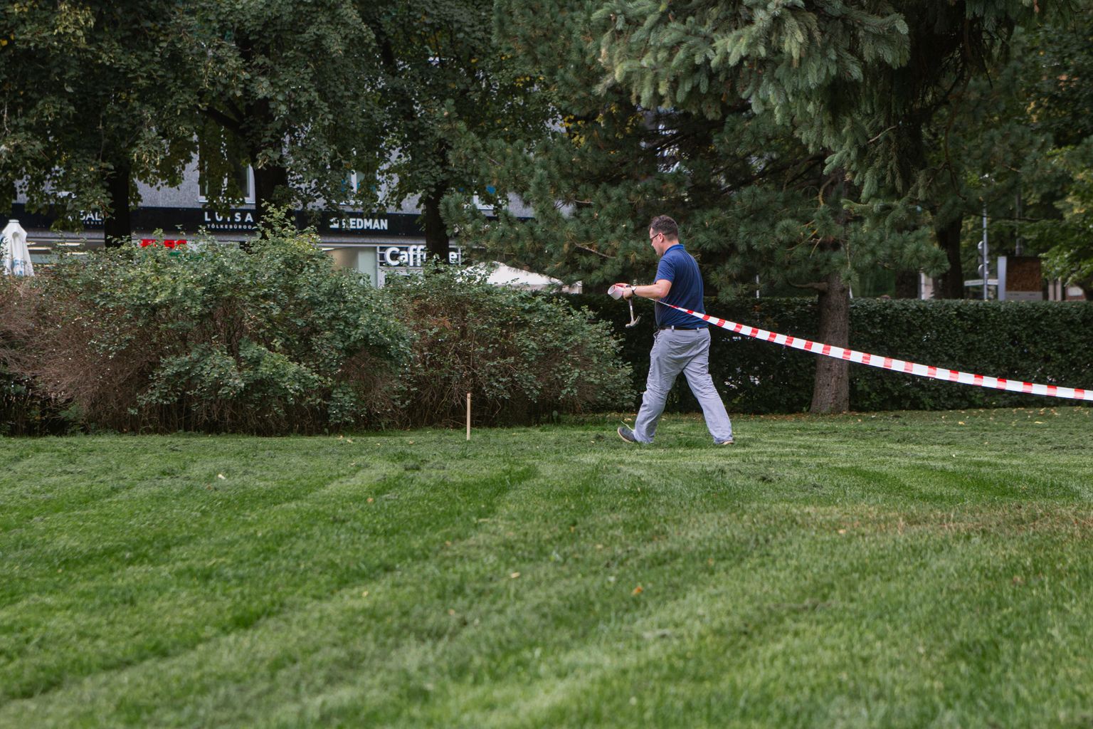 Meeleavalduse «Päästame Tartu Keskpargi» eestvedajad vedasid eelmisel nädalal parki punavalged lindid rõhutamaks, kui suure tüki rohelusest võib kultuurikeskus sealt kaotada.