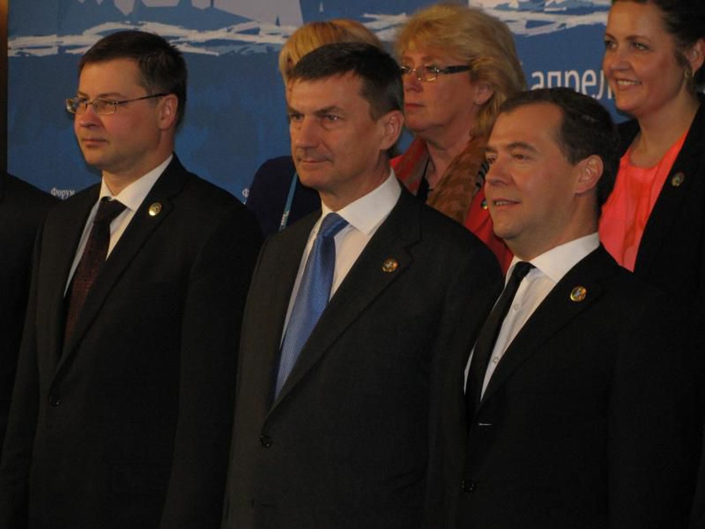 Peaminister Andrus Ansip (keskel) ja Venemaa peaminister Dmitri Medvedev (paremal) Läänemeremaade Nõukogu kohtumisel Peterburis.