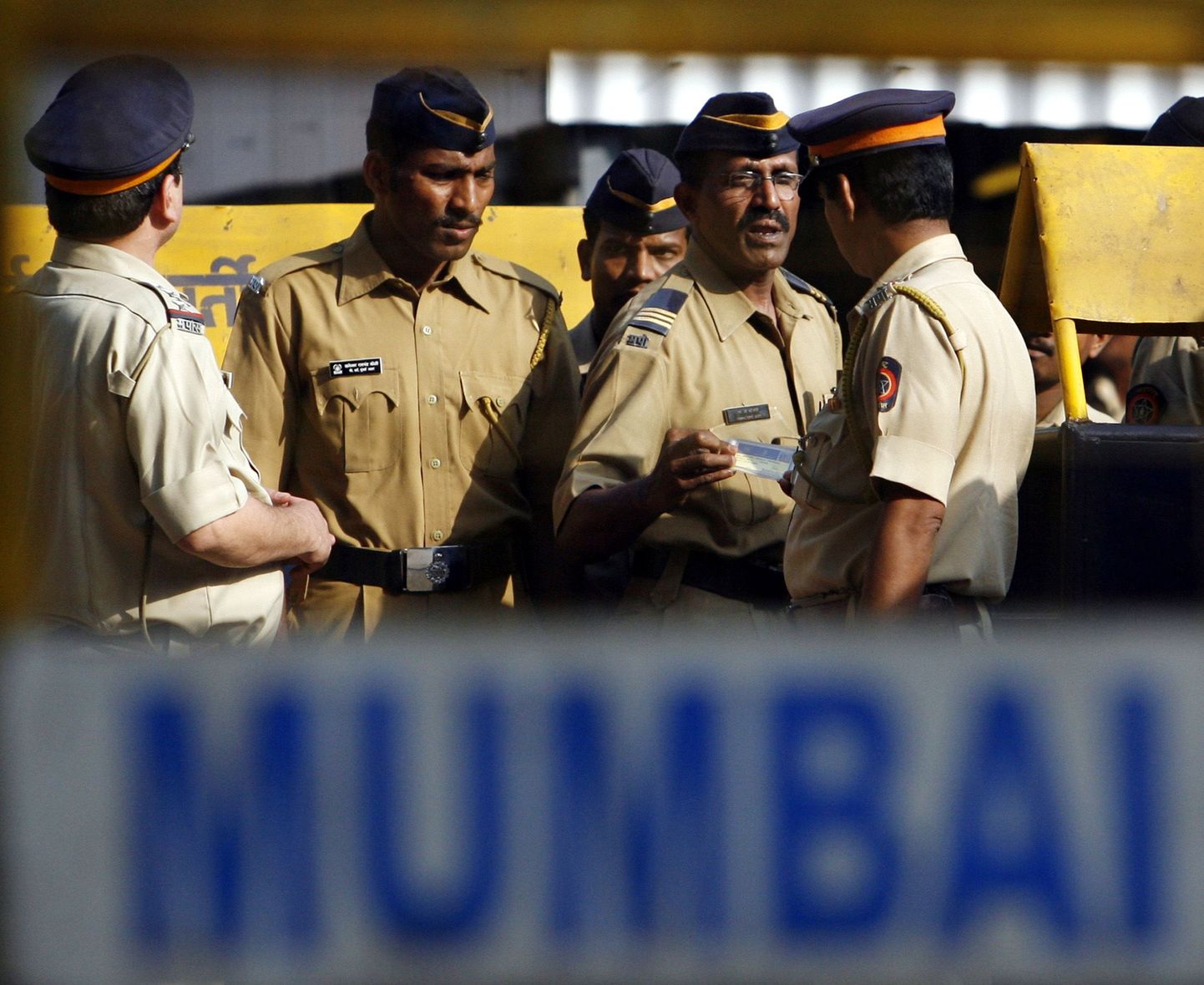 Mumbai politseinikud vangla ees, kus hoitakse Mohammed Ajmal Amir Qasabi.
