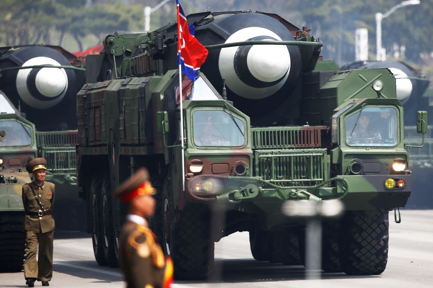 Põhja-Korea reedene sõjaväeparaad Pyongyangis.