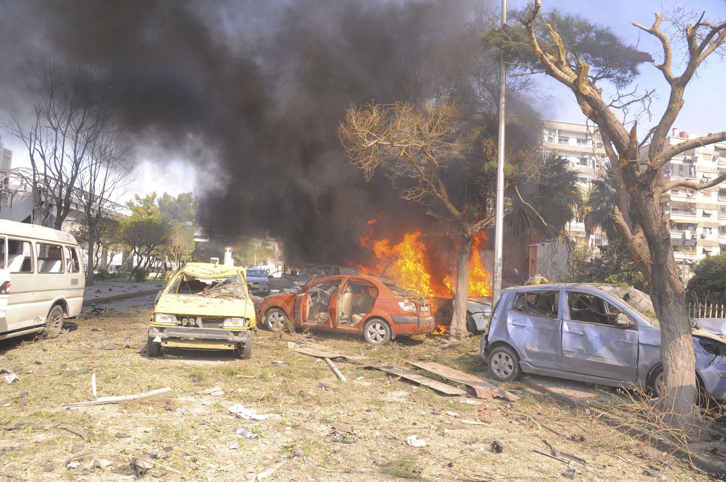 В центре Дамаска у российского посольства взорвалась машина, унесшая жизни десятков человек - по данным Reuters, 31 мирного жителя.