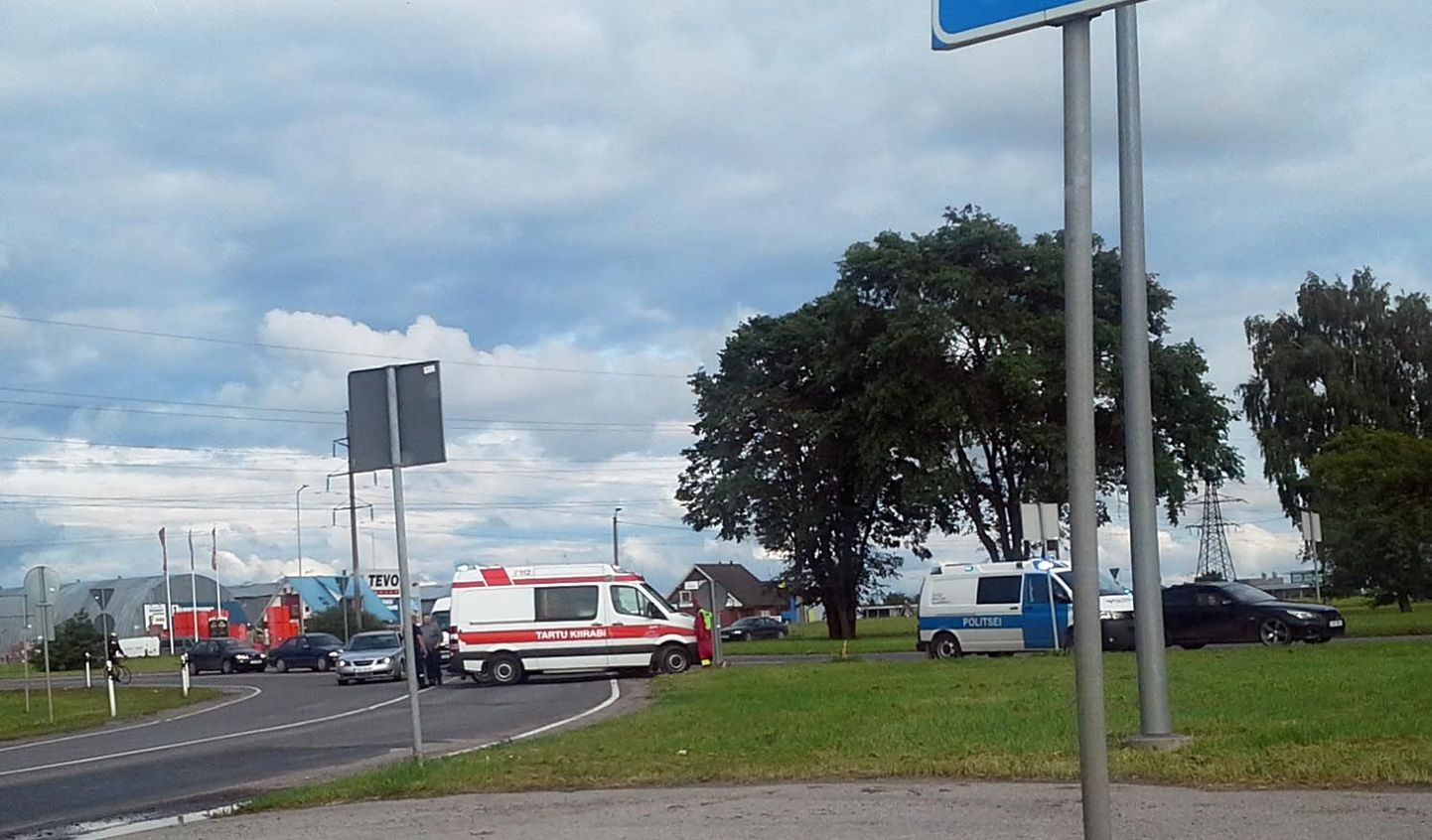 Tartus Ringtee ja Riia ringristmikul põrkasid 22. juuni õhtul kokku Peugeot ja Volkswagen.