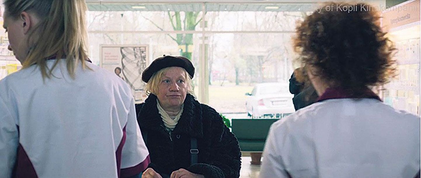 Krista Piirimäe mängib filmis «Õnn tuleb magades» eakat tartlannat, kes ostab apteegist ravimit. Vaatajate ees on ta kümmekond sekundit.