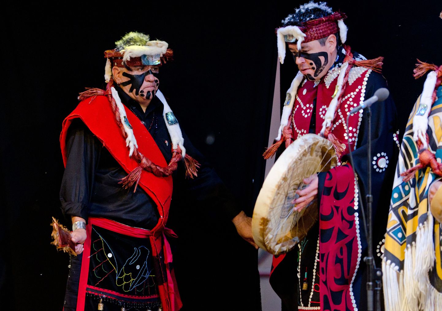 Вождь Тласутивалис-На-сум-йис (слева) участвует в ритуальном танце на сцене монастыря Св. Биргитты.