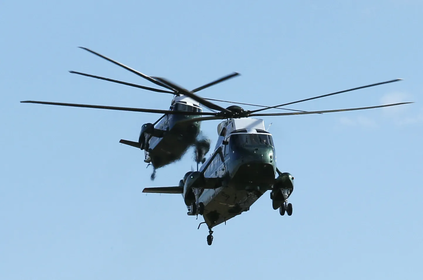 Kaks Sikorsky VH-3D Sea King helikopterit, neist üks USA presidendi ametlik sõiduk Marine One ja teine selle asenduskopter, saabumas valge maja juurde.