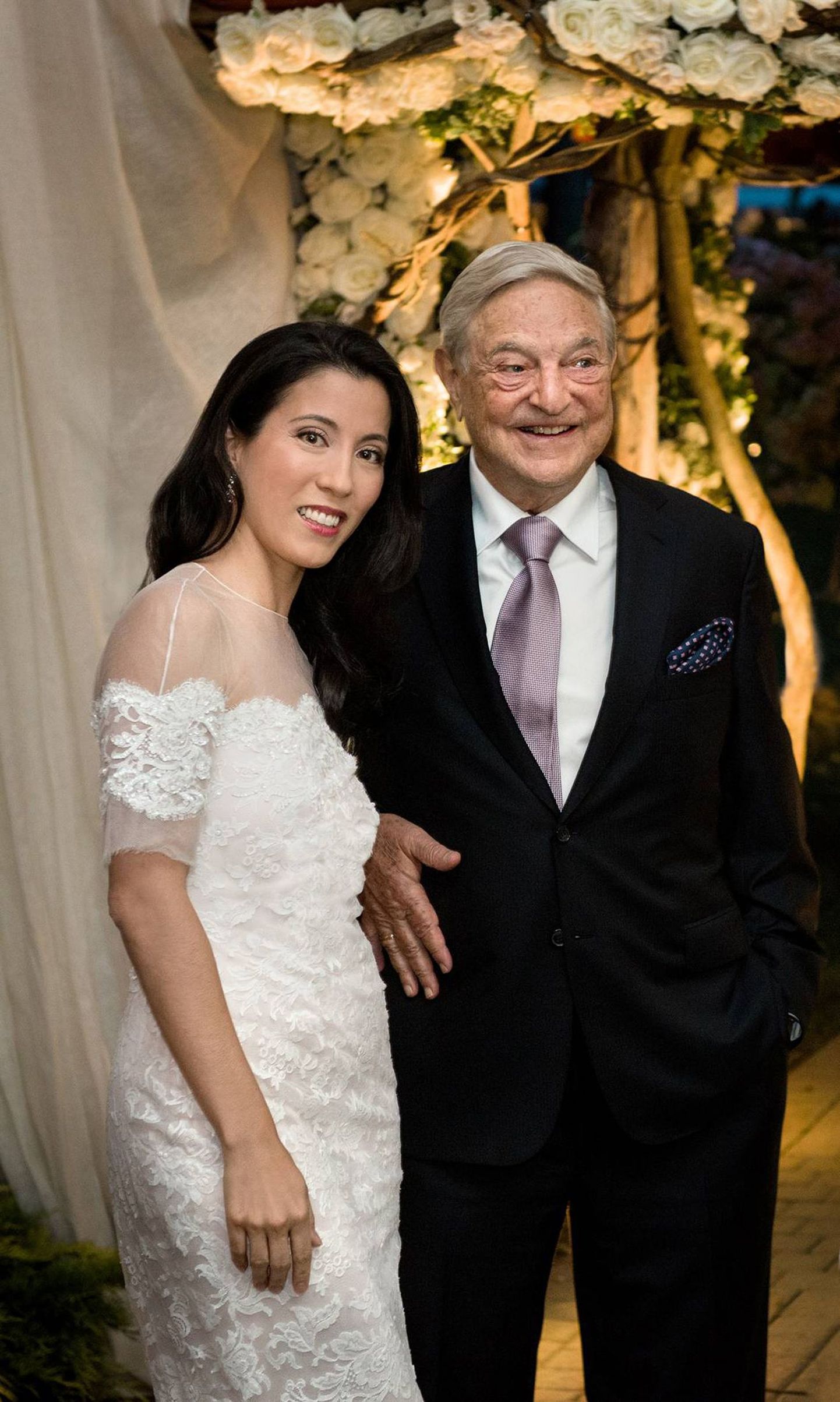 George Soros ja tema abikaasa Tamiko Bolton pärast laulatust.