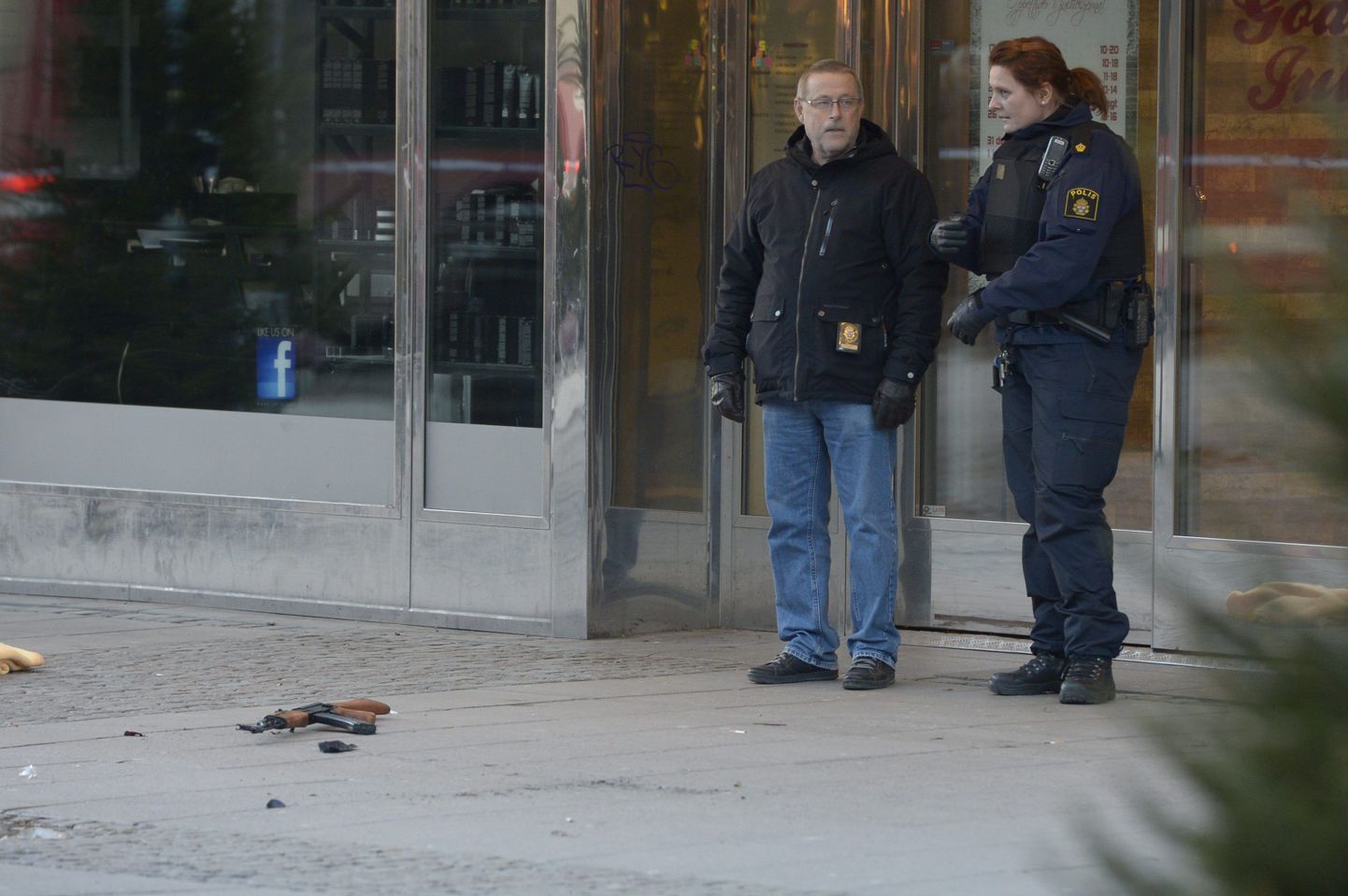 Politseinikud Södertälje kullassepaäri juures pärast tulistamist.