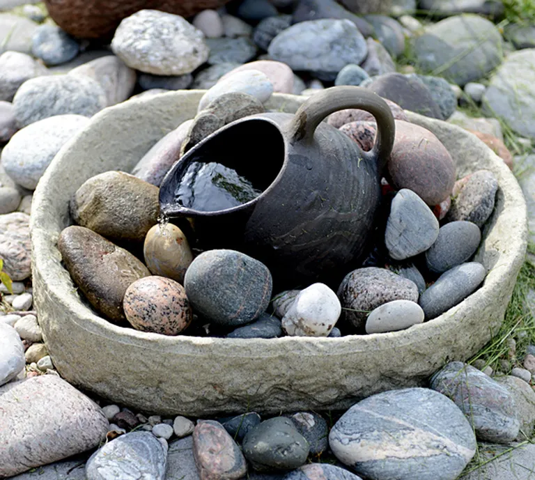 Strūklakai itin labi noder dārzā aizmirsta māla krūze un no Jūrkalnes atvestie akmeņi 