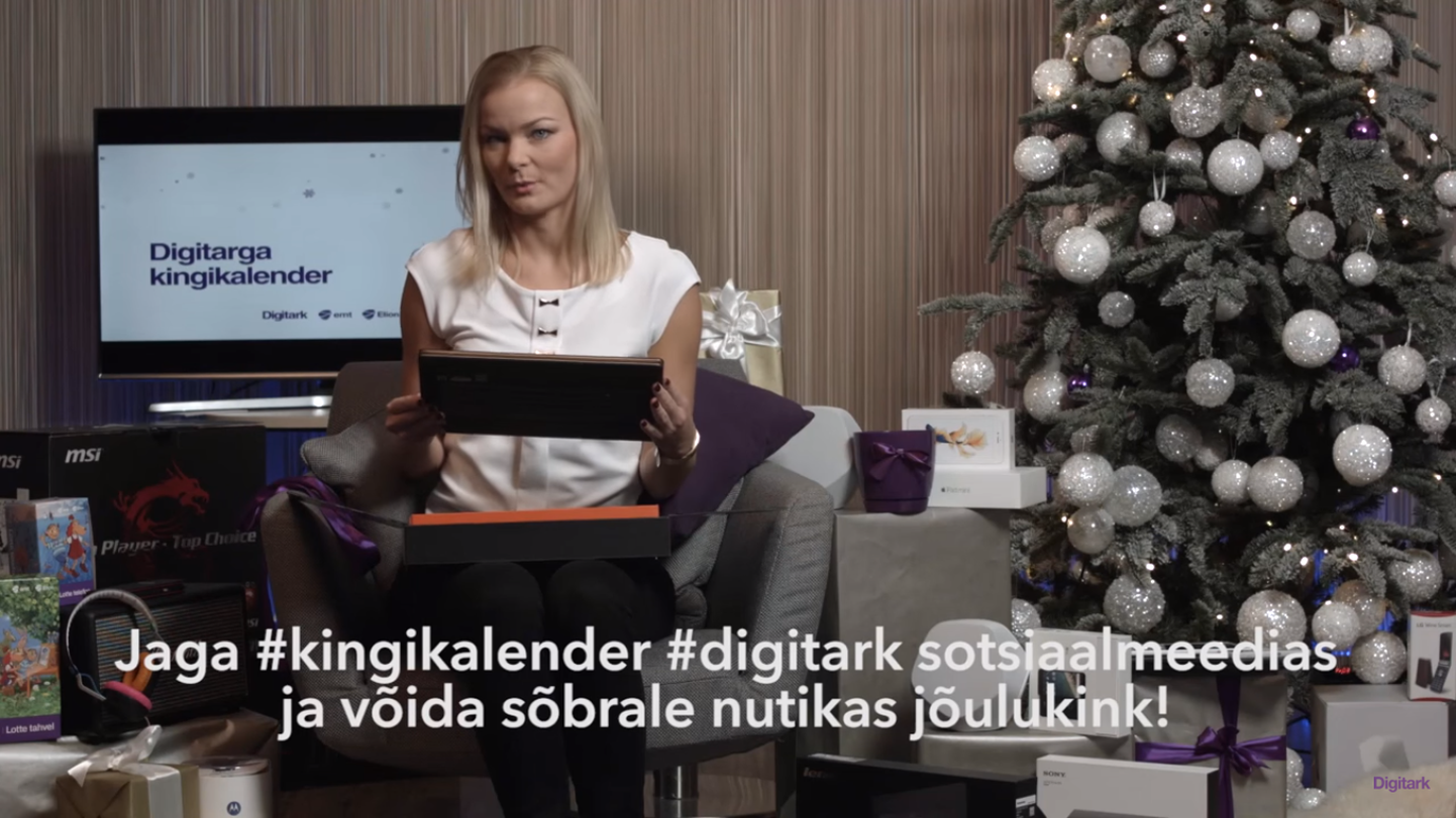 Piret Eesti Telekomist on kehastunud nutikaks digipäkapikuks ja tutvustab Digitarga kingikalendris jõulukingi-ideed.