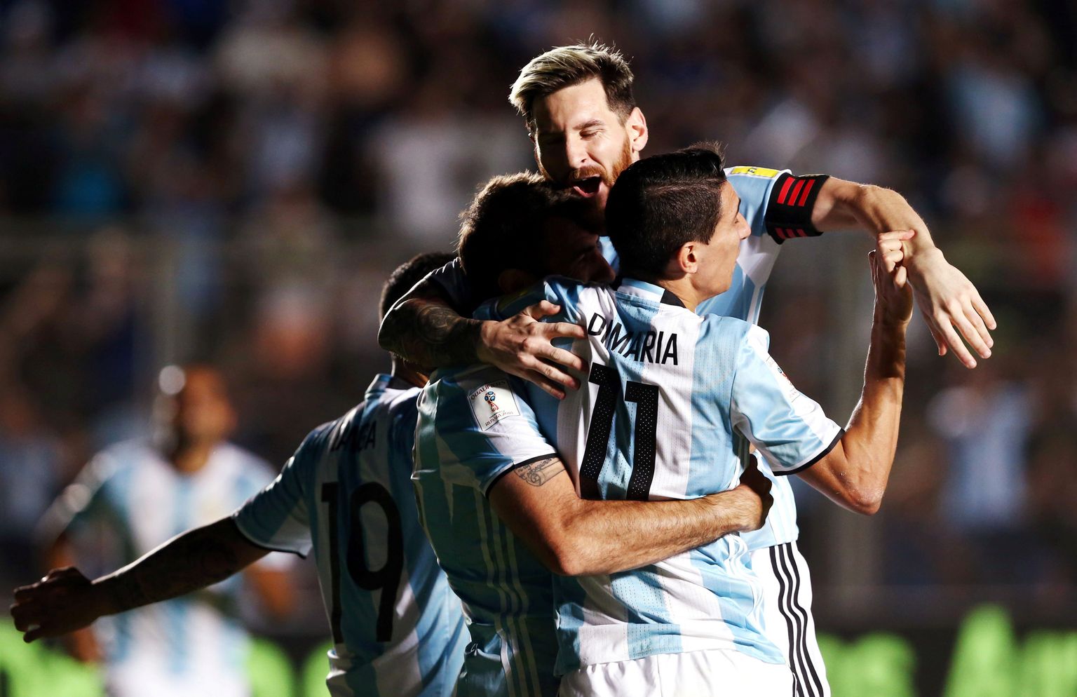 Argentina koondis väravat tähistamas.