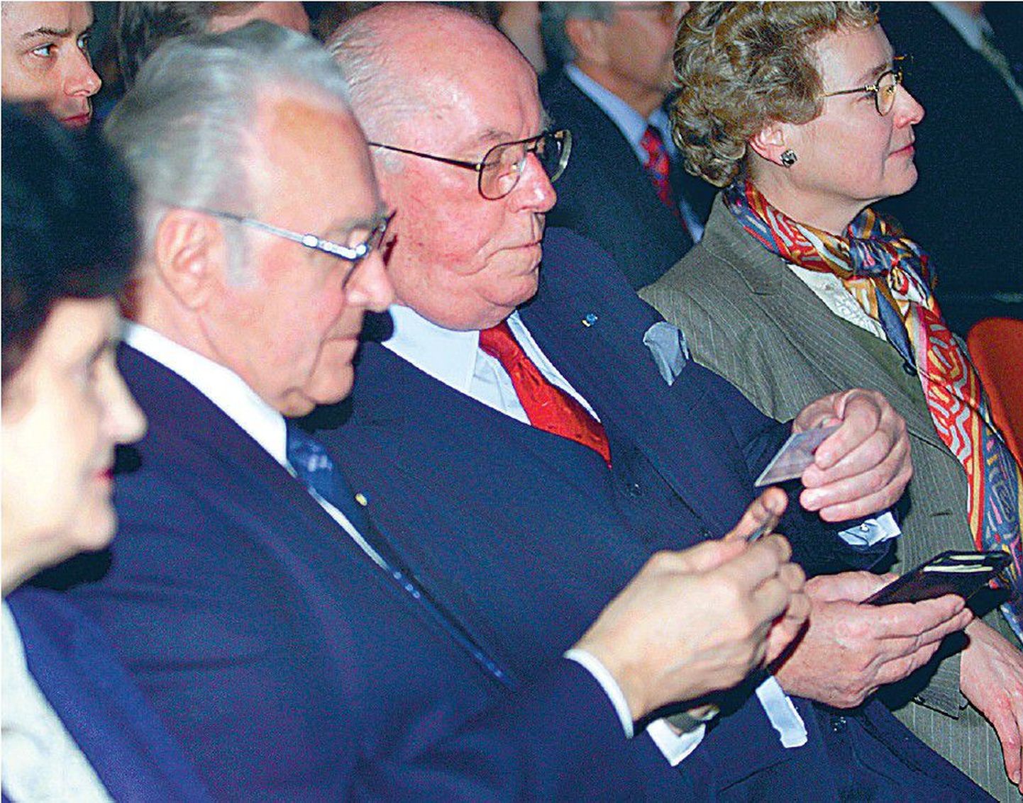 See foto on tehtud 28. jaanuaril 2002, mil presidendid Lennart Meri ja Arnold Rüütel said esimestena kätte ID-kaardid. Pidulikul sündmusel osalesid ka nende abikaasad Helle Meri ja Ingrid Rüütel.