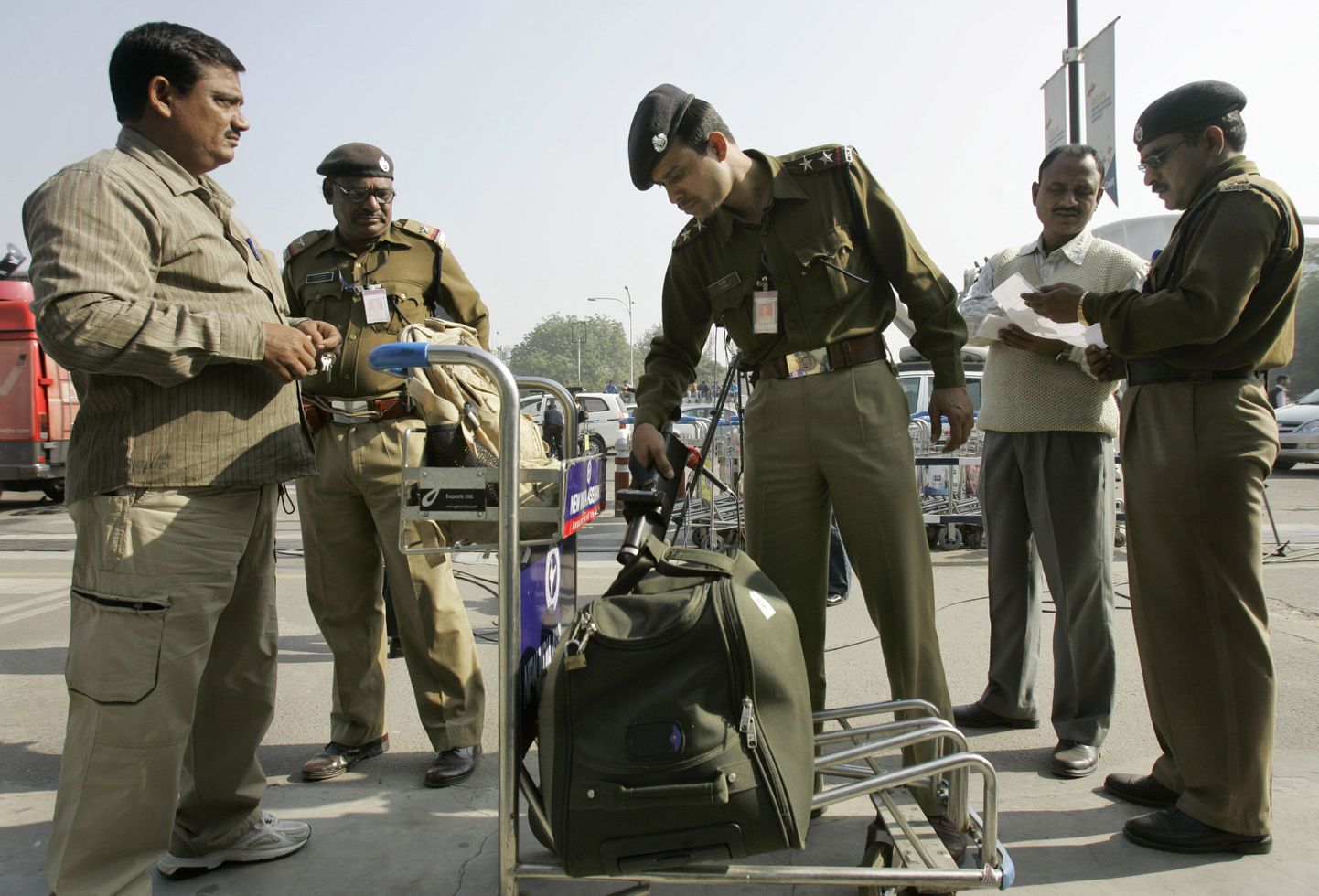 India pealinna New Delhi rahvusvahelises lennujaamas tugevdati julgeolekukontrolli.