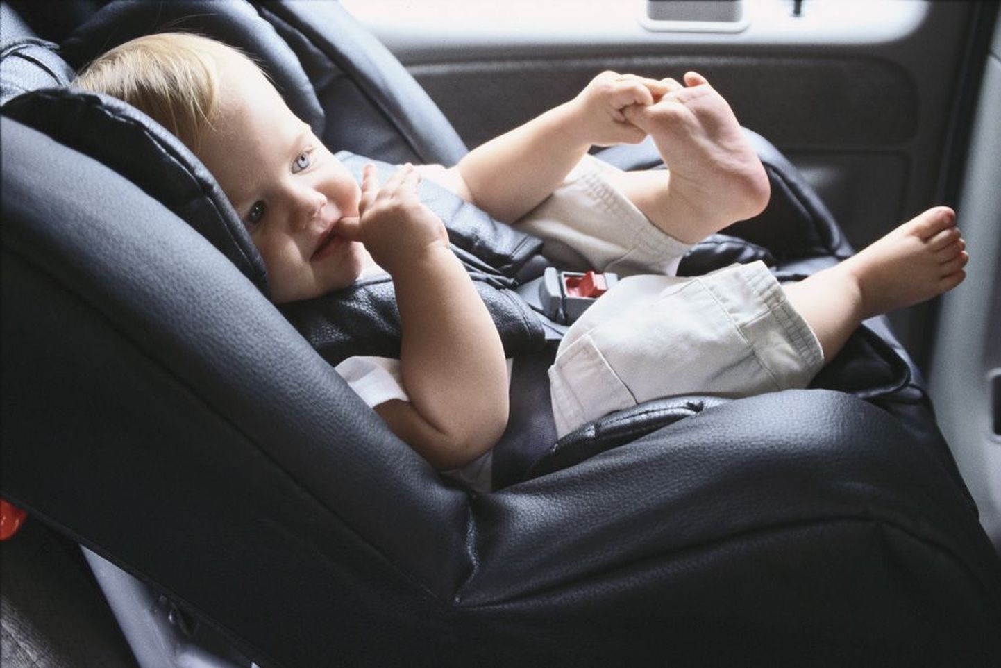 В жаркий день не оставляйте детей одних в машине!