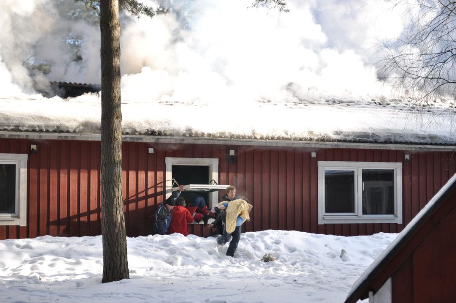 Ühekorruselise lastekoduhoone kahest tiivast suutsid lastekodu töötajad ja päästjad lapsed evakueerida. Maja kolmas tiib aga oli päästjate kohale jõudes juba lausleekides.