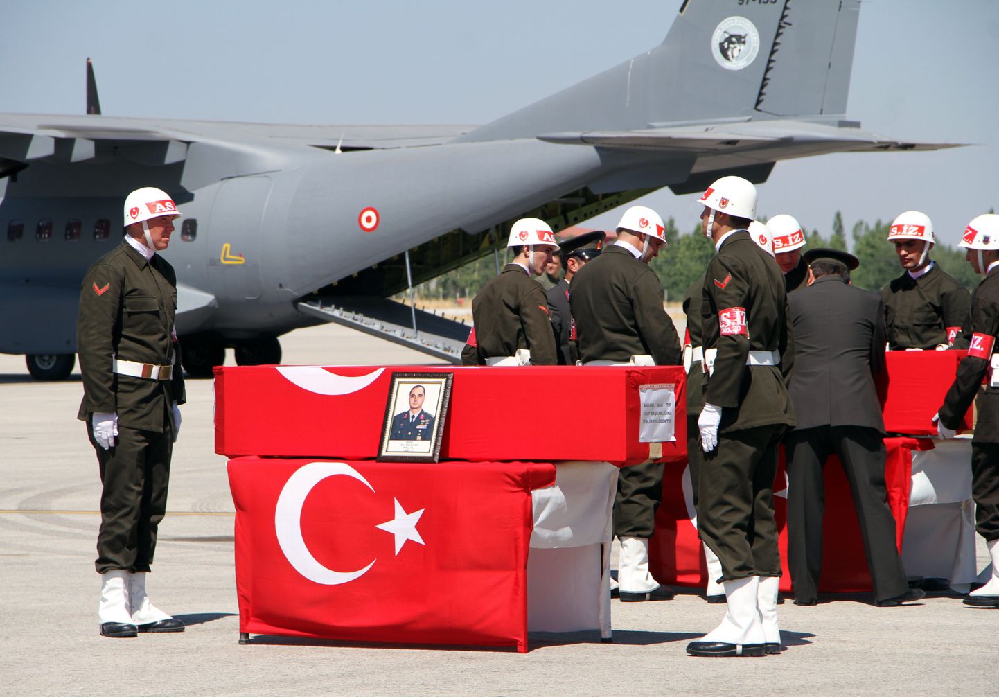 Türgi sõdurid väidetavalt kurdi võitlejate rünnakus hukkunud kaaslaste kirstude juures.