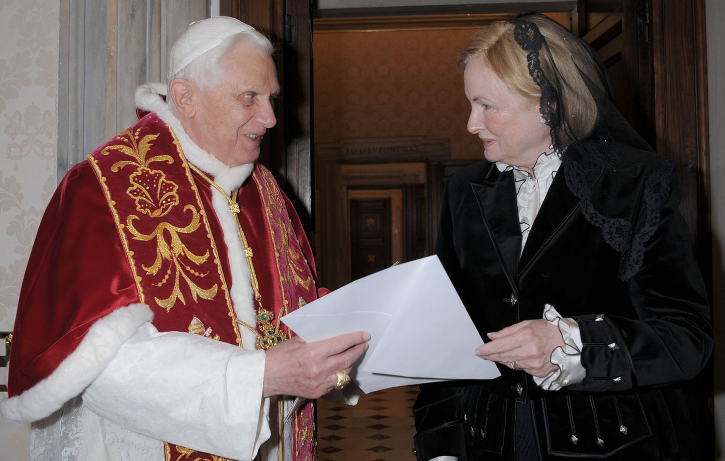 Paavst Benedictus XVI ja Mary Ann Glendon.