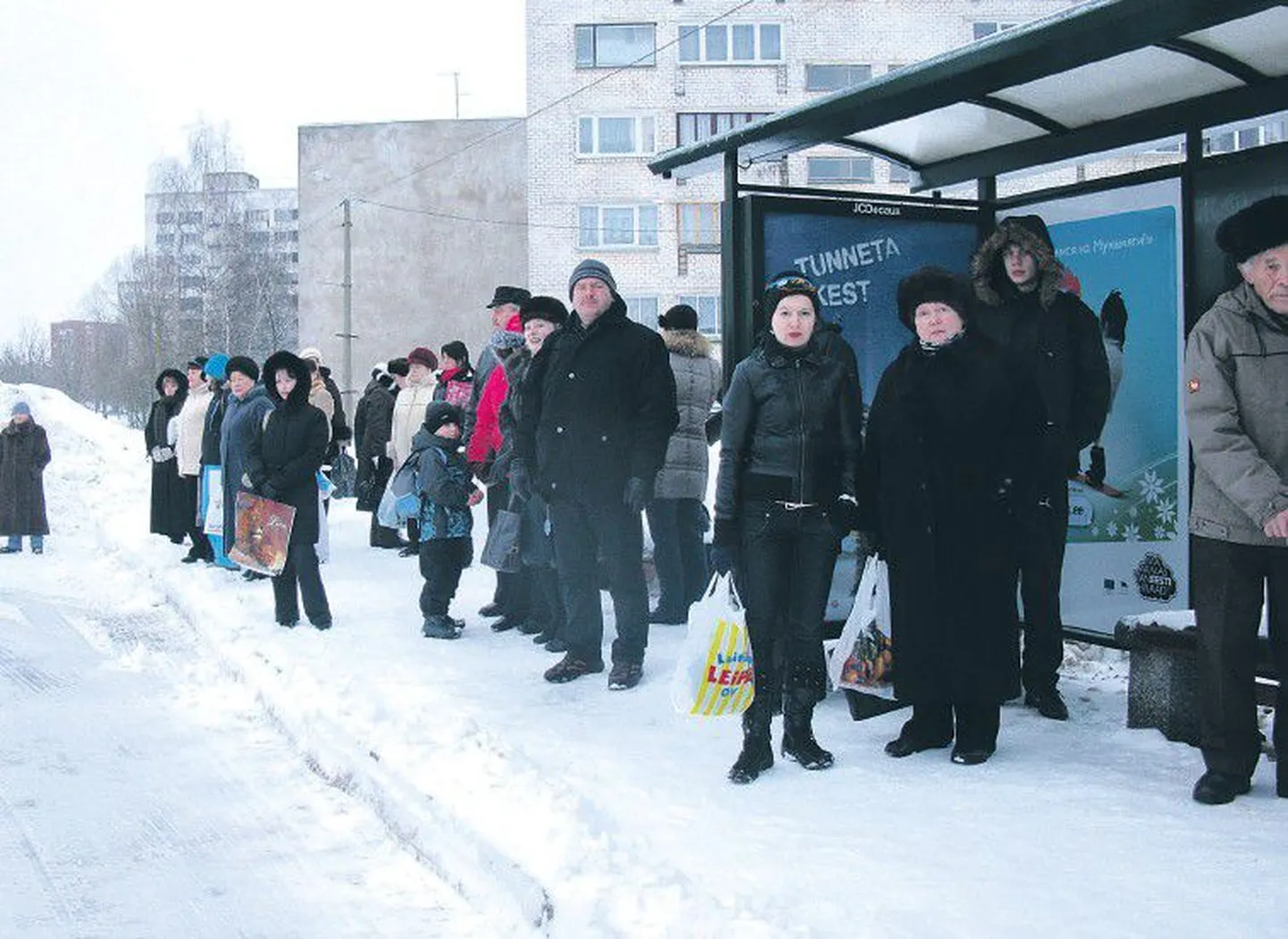 Мало того, что расходы на проезд для нарвских пассажиров подорожали, так еше и в автобусах давка, жалуются люди, ждущие по утрам автобус.