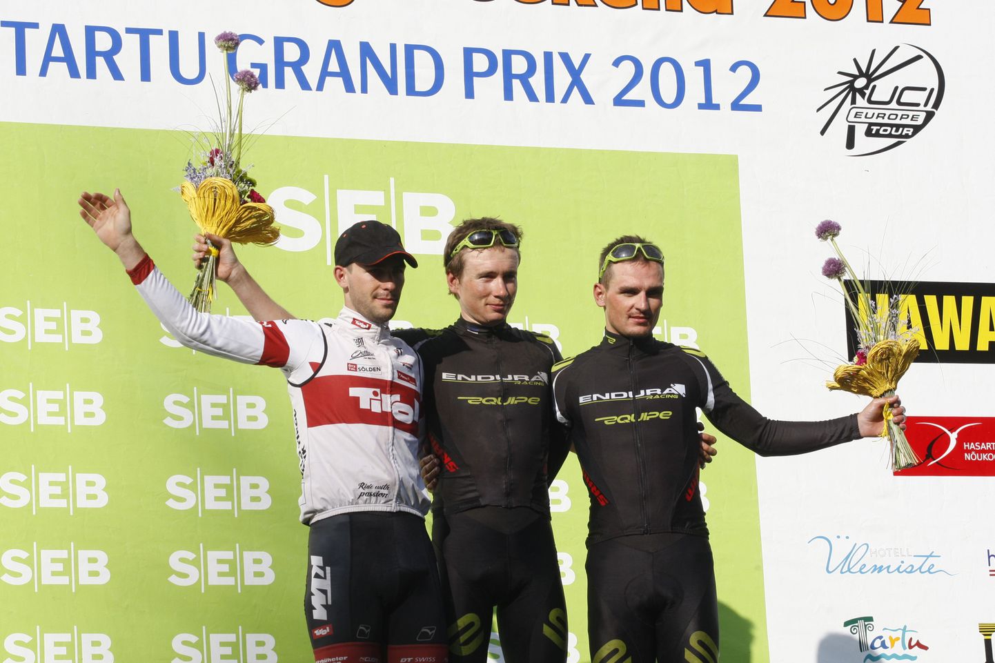 Tartu Grand Prix 2012 esikolmik - võitja Rene Mandri, temast vasakul teise koha saanud Blaz Furdi ja paremal kolmas mees Paul Voss.