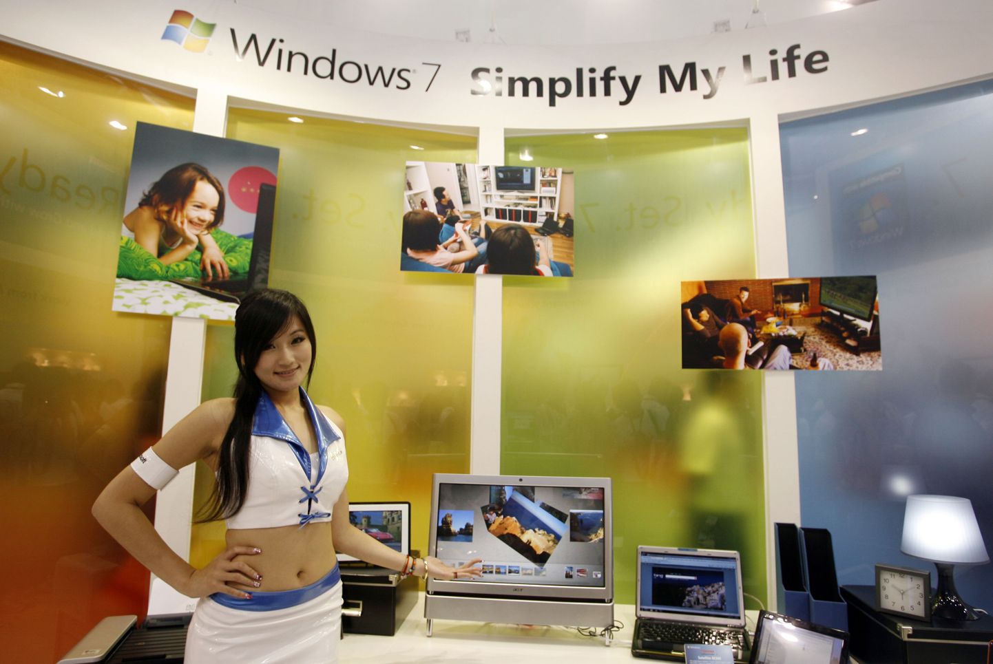 Modell poseerib arvutiga, millele on installeeritud Windows 7 operatsioonisüsteem.
