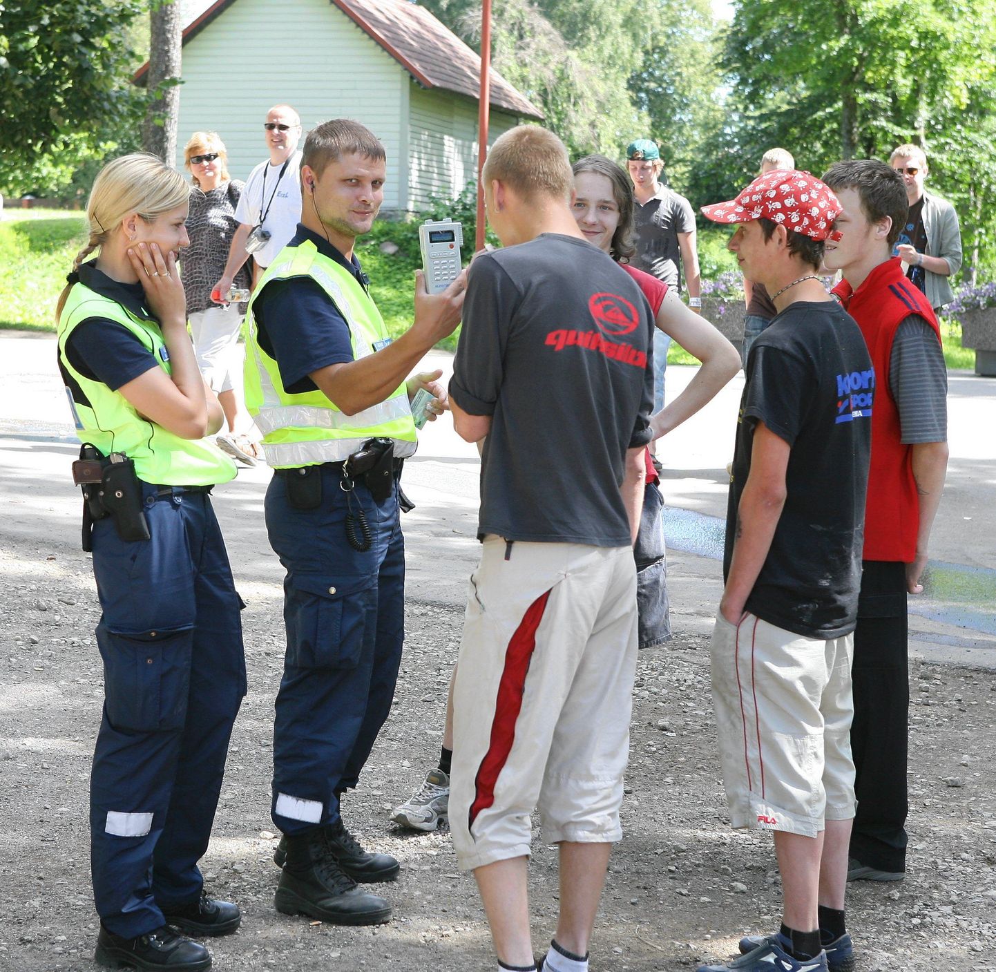 Politsei kontrollis eilse folgipäeva ajal Viljandis noori.