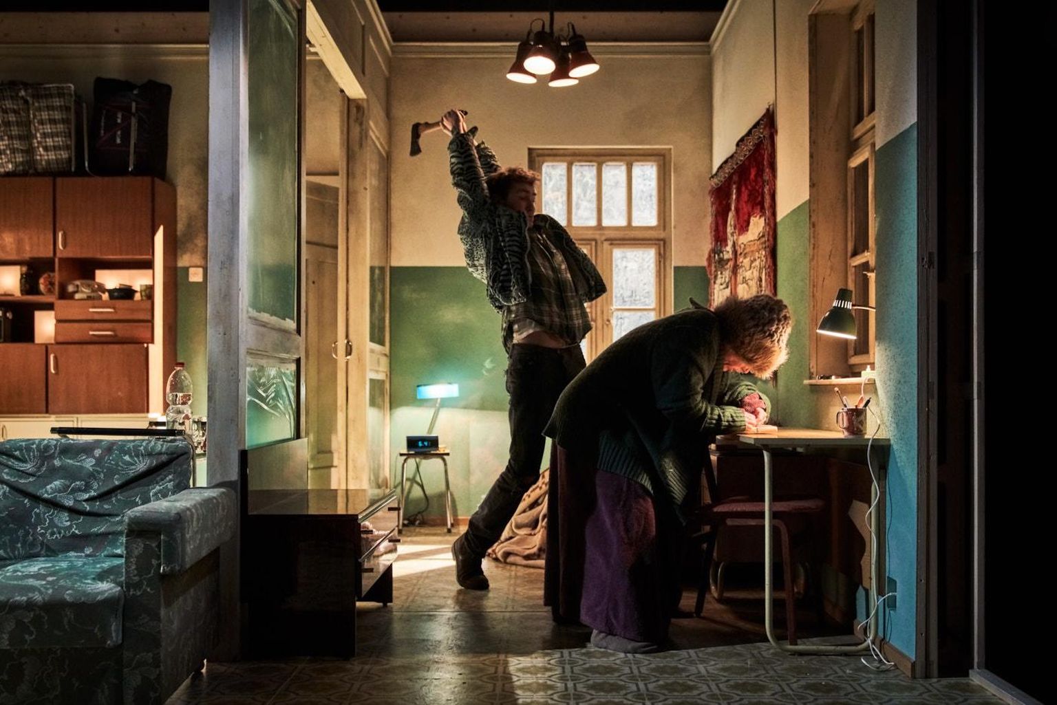 Luzerni Teatri laval toimuva «Kuritöö» algus- ja võtmehetk: rahahädas Raskolnikov (Lukas Darnstädt) tapab võlausaldajast liigkasuvõtja Aljona Ivanovna (Wiebke Kayser).