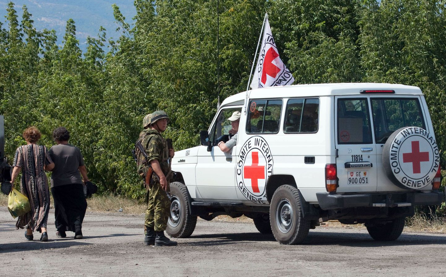 Punase Risti esindajad Gori linna sisenemas.