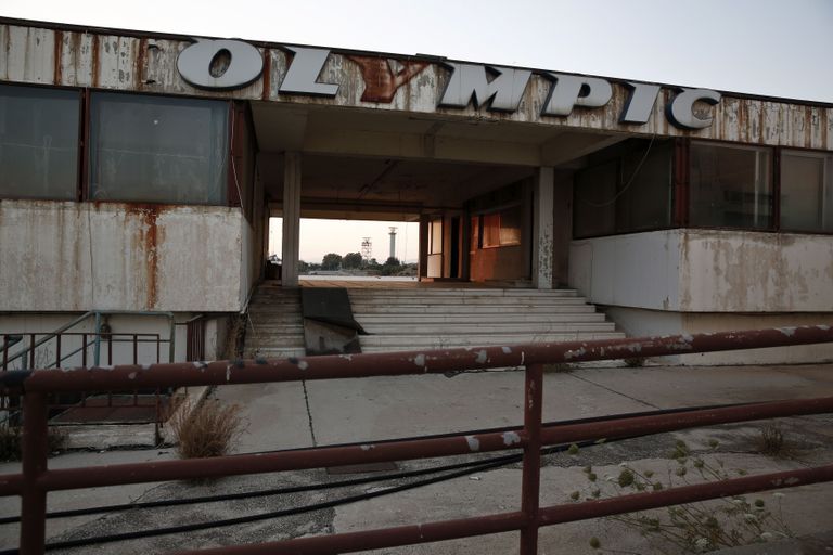 Kreeka rahvusliku lennufirma Olympic Airways logo mahajäetud Ellinikoni lennujaama hoonel. Tegutsemise on lõpetanud nii lennujaam kui ka lennufirma. Foto: Reuters/SCANPIX
