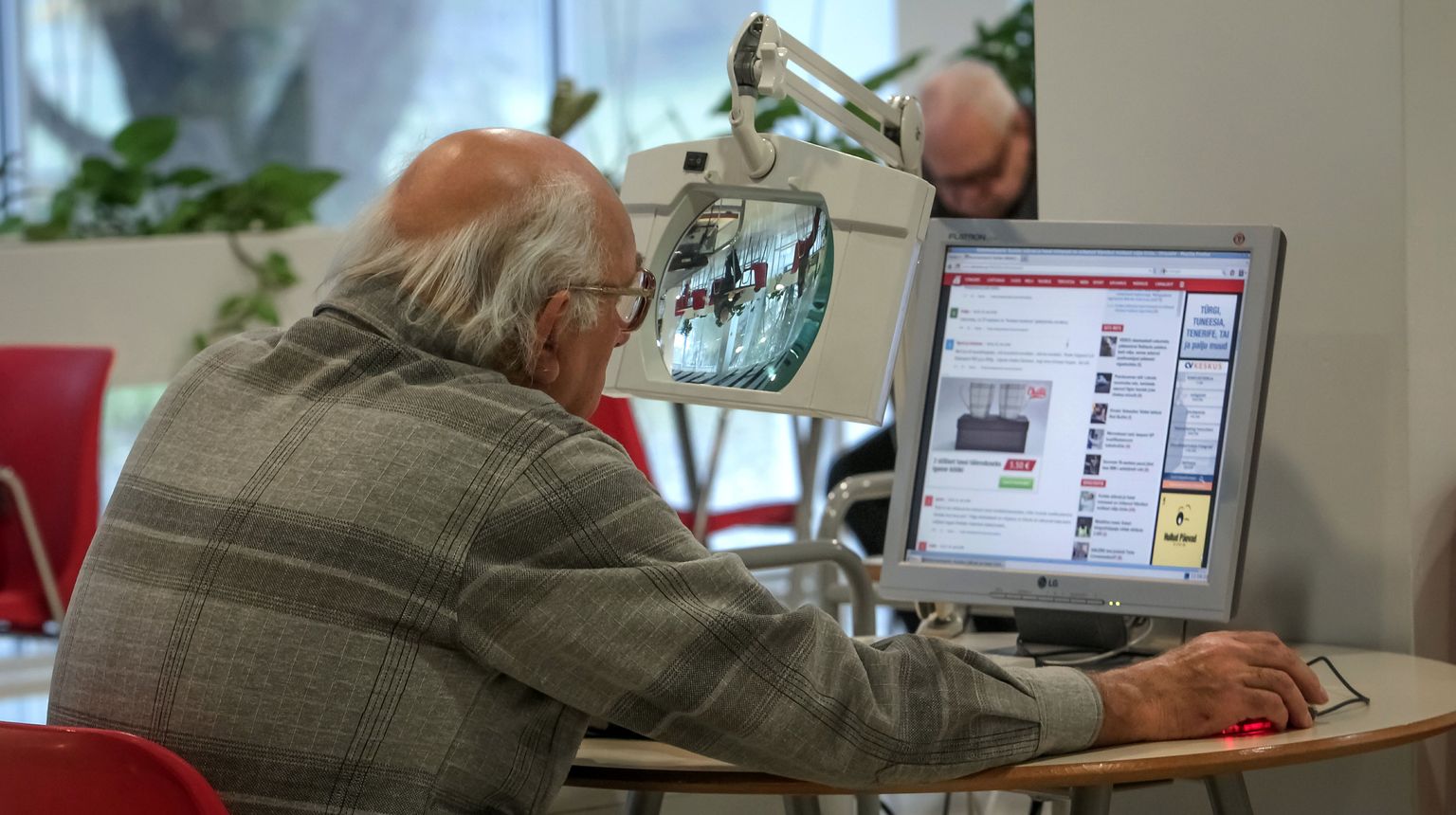Pensionär arvutit kasutamas.