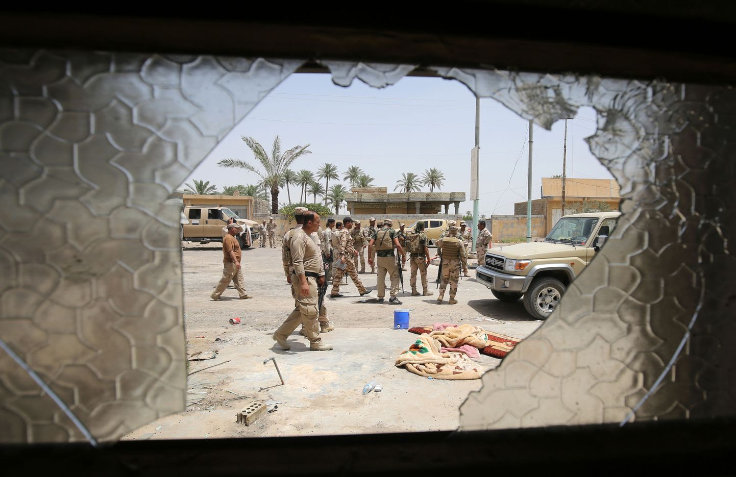Iraagi väed Fallujah lähedal patrullimas