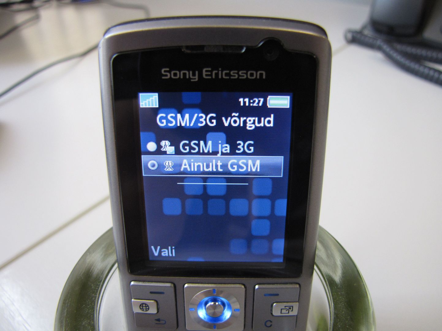 See telefon SonyEricsson K610i osteti 2007. aasta kevadel, foto on tehtud aga nüüd, 2016. aasta sügisel. Toona päris tark telefon töötab endiselt ja võimaldab lisaks GSM-ile valida ka 3G-võrgu.