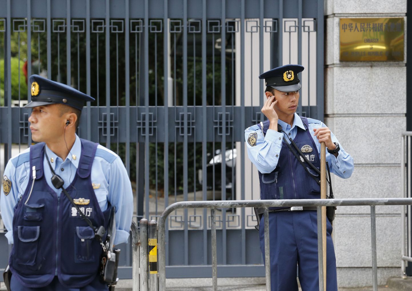 Politseinikud Hiina saatkonna ees Tokyos.