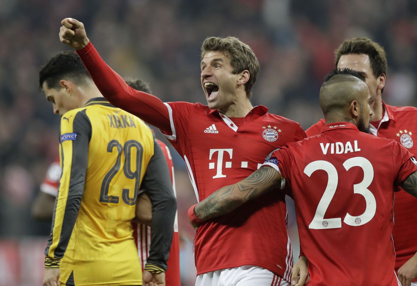 Bayerni ründaja Thomas Müller rõõmustab Arsenalile löödud värava üle.