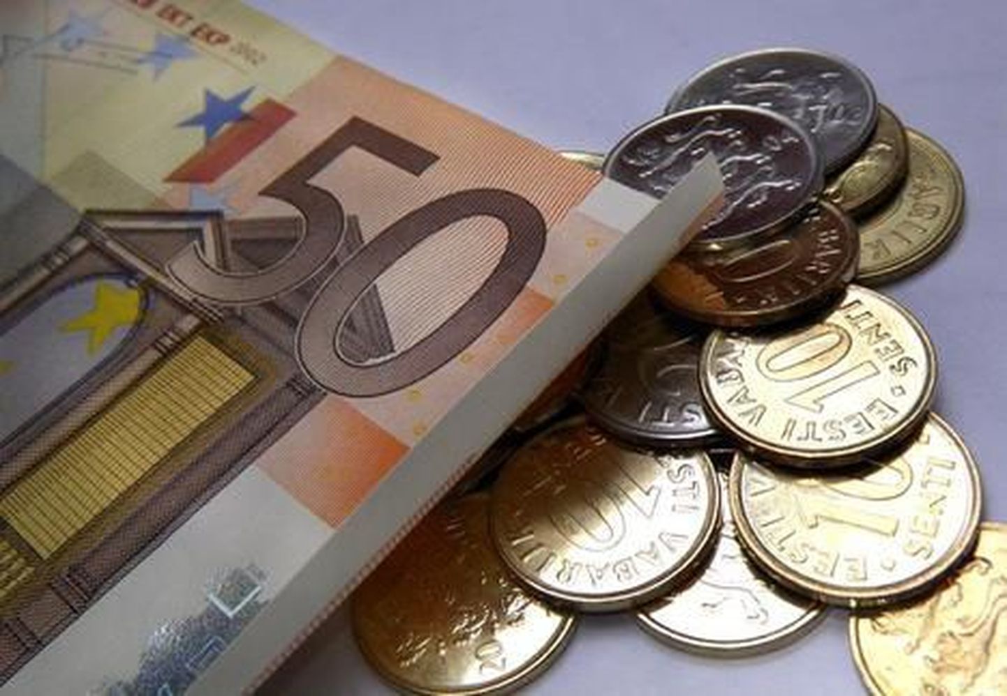 Купюры и монеты евро.