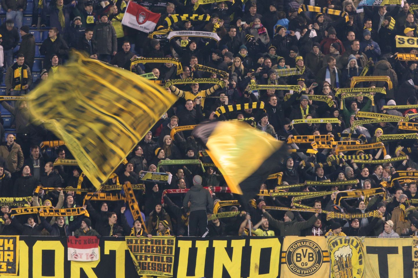 Dortmundi klubi fännid.