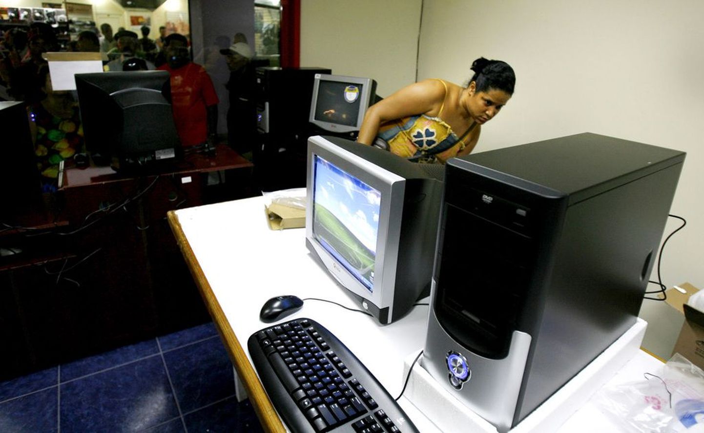 Kuubalanna riigi pealinnas Havannas asuvas tehnikapoes müüki tulnud personaalarvutit uurimas.