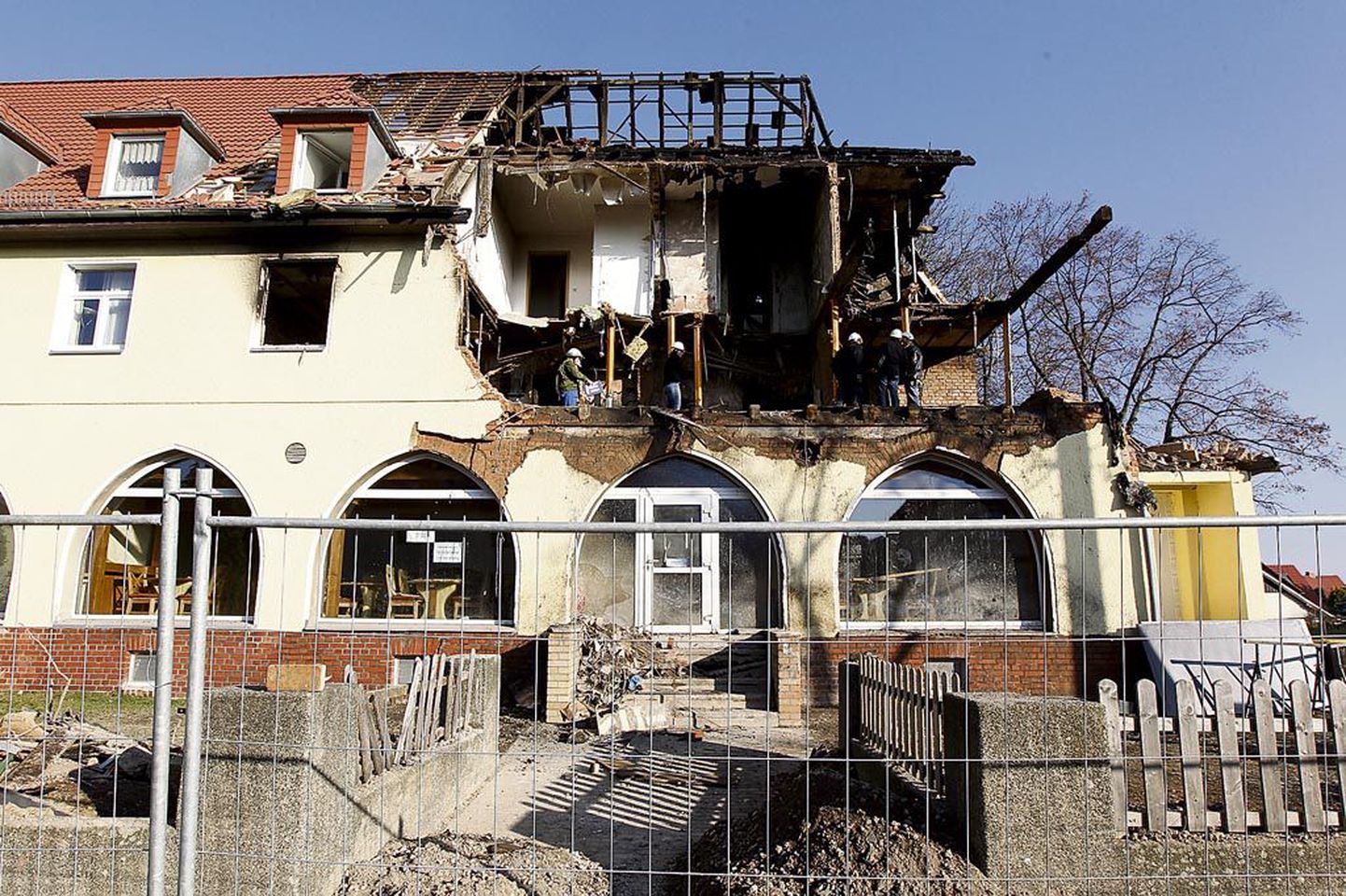 Uusnatsi Beate Zschäpe oma kodus korraldatud plahvatus ei suutnud hävitada olulisi asitõendeid. Politsei leidis rusudest nii üheksaks mõrvaks kasutatud relva kui salvestused uusnatside kuritegudega.