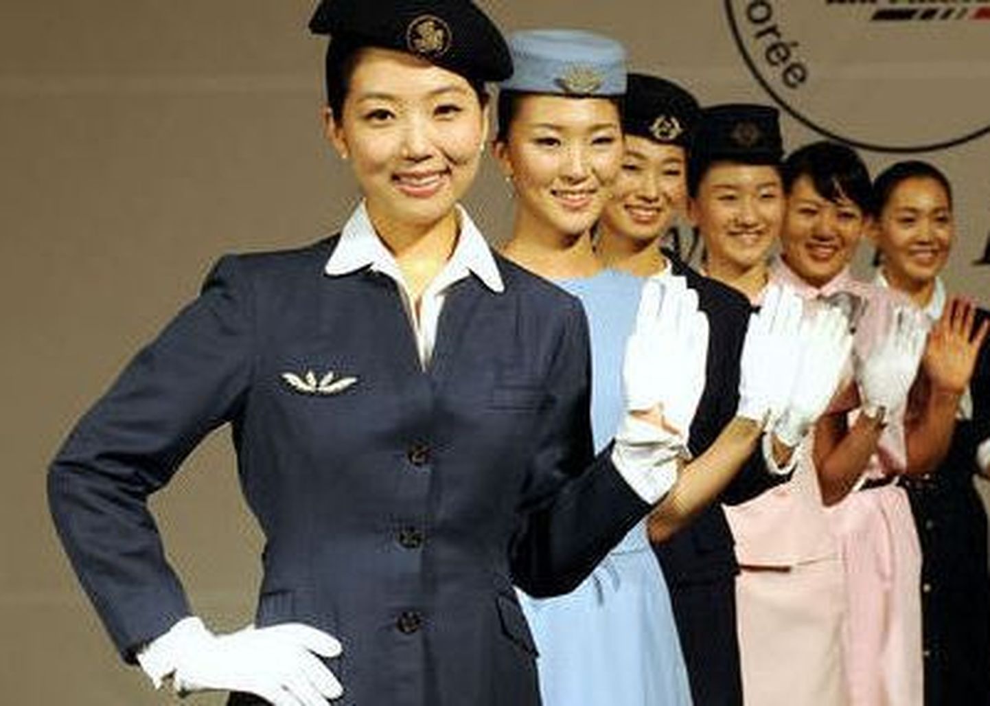 Hongkongi lennufirma stjuardessid taltsutavad agressiivseid reisijaid kung fu´ga