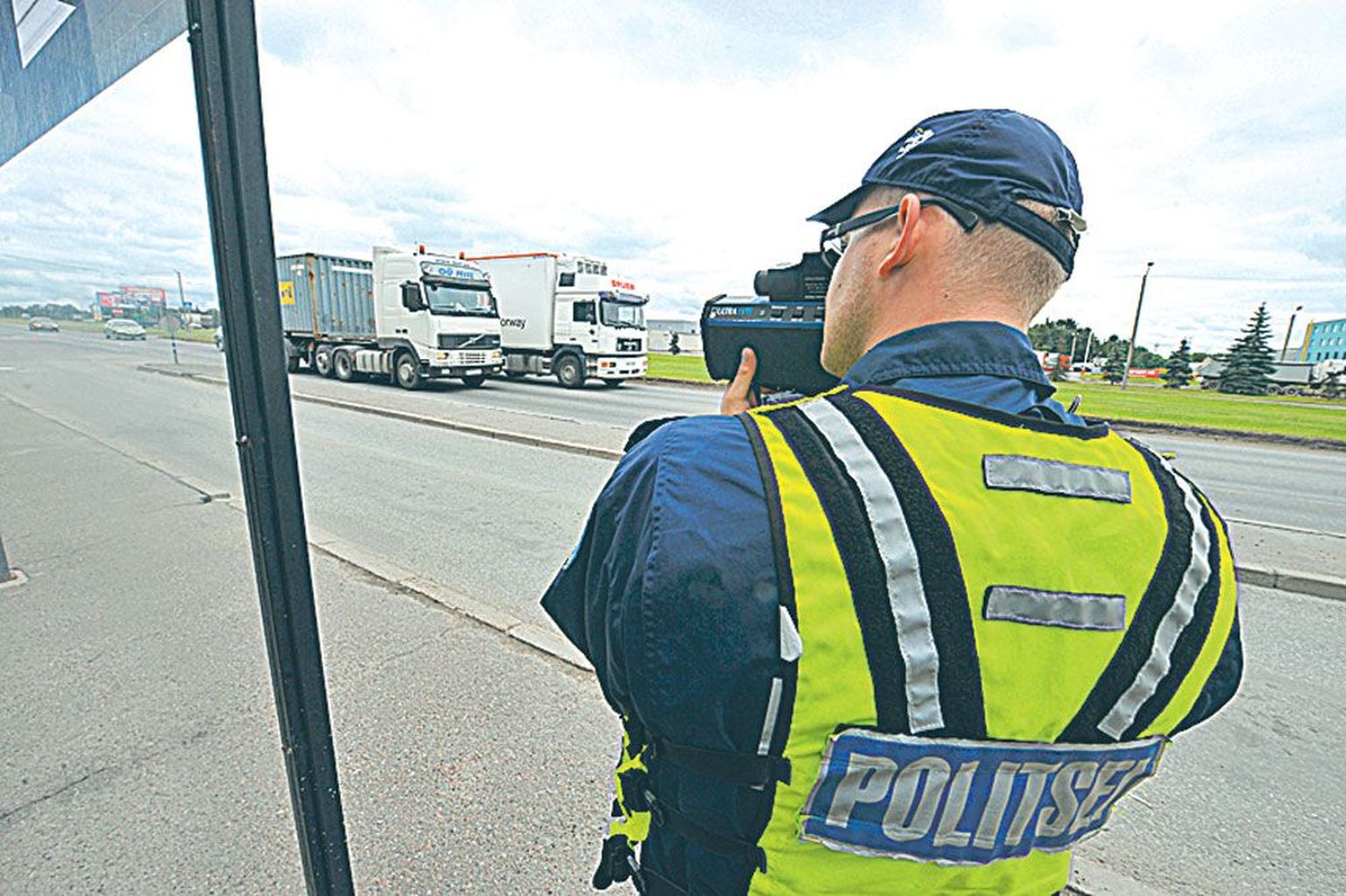 Politsei püüab kiiruseületajaid.