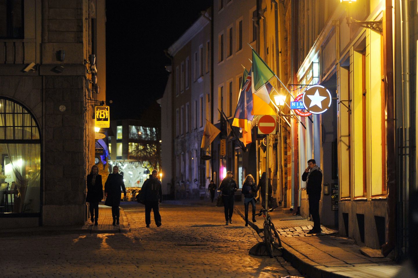 Öösiti on vanalinna üks lärmakamaid kohti Suur-Karja tänav.
